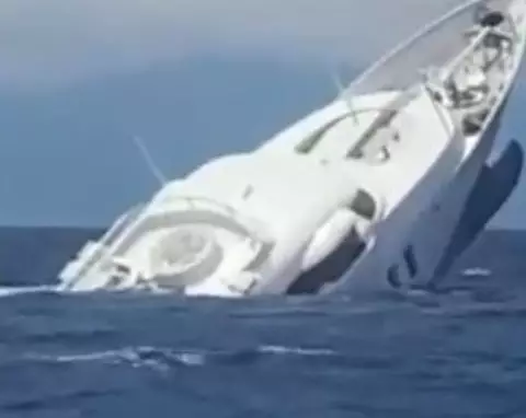 L’impressionnant naufrage d’un yacht au large des côtes italiennes